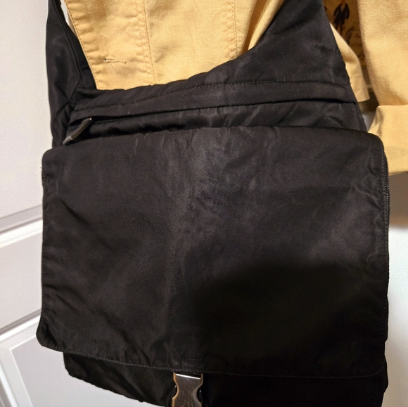 VINTAGE PRADA BLACK TESSUTO NYLON CROSS BODY TRAVEL BAG - Picture 4 of 16